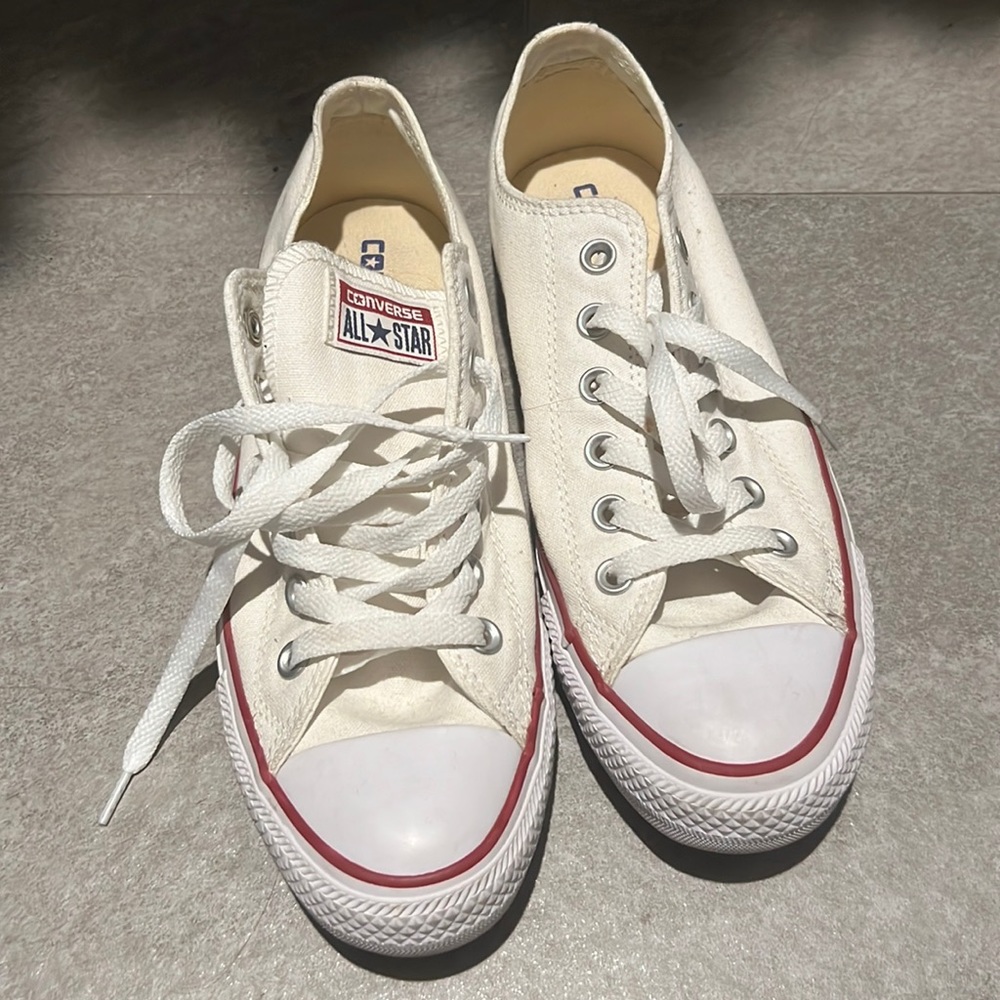 Like new low top converse size 8.5